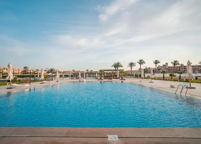Modern With Pool View In The Center الغردقة