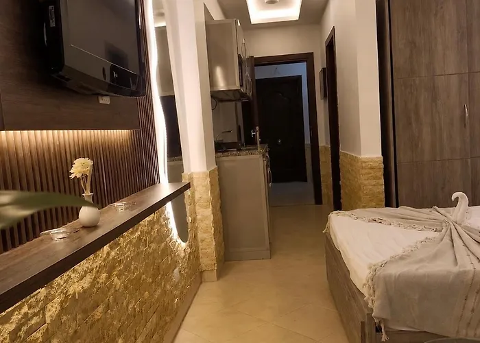 Modern With Pool View In The Center *